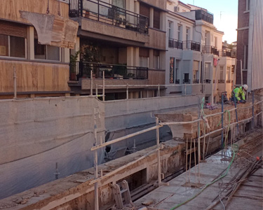 Demolición de cornisas y elementos estructurales.