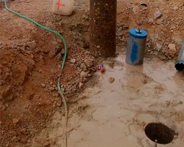 Perforaciones sobre zapatas previas a pilotajes.