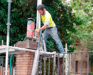 Vaciado de pilares para el posterior refuerzo con armadura y hormigones de alta resistencia.